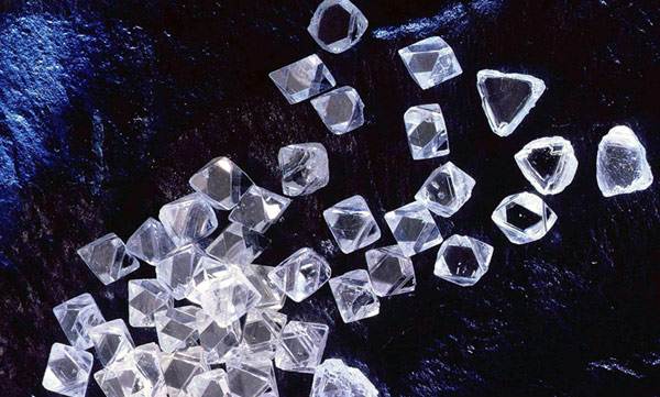 Slik ser uslipte diamanter ut Uslipte diamanter